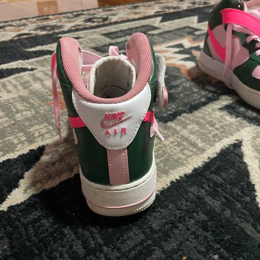 Hand Painted!!! Custom Nike High-Tops - Picture 4 of 5